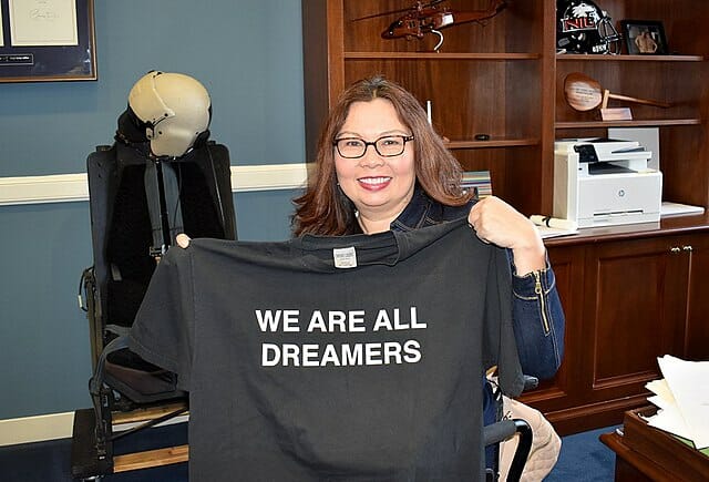 ayuda para inmigrantes latinos en USA Tammy Duckworth with We Are All Dreamers shirt