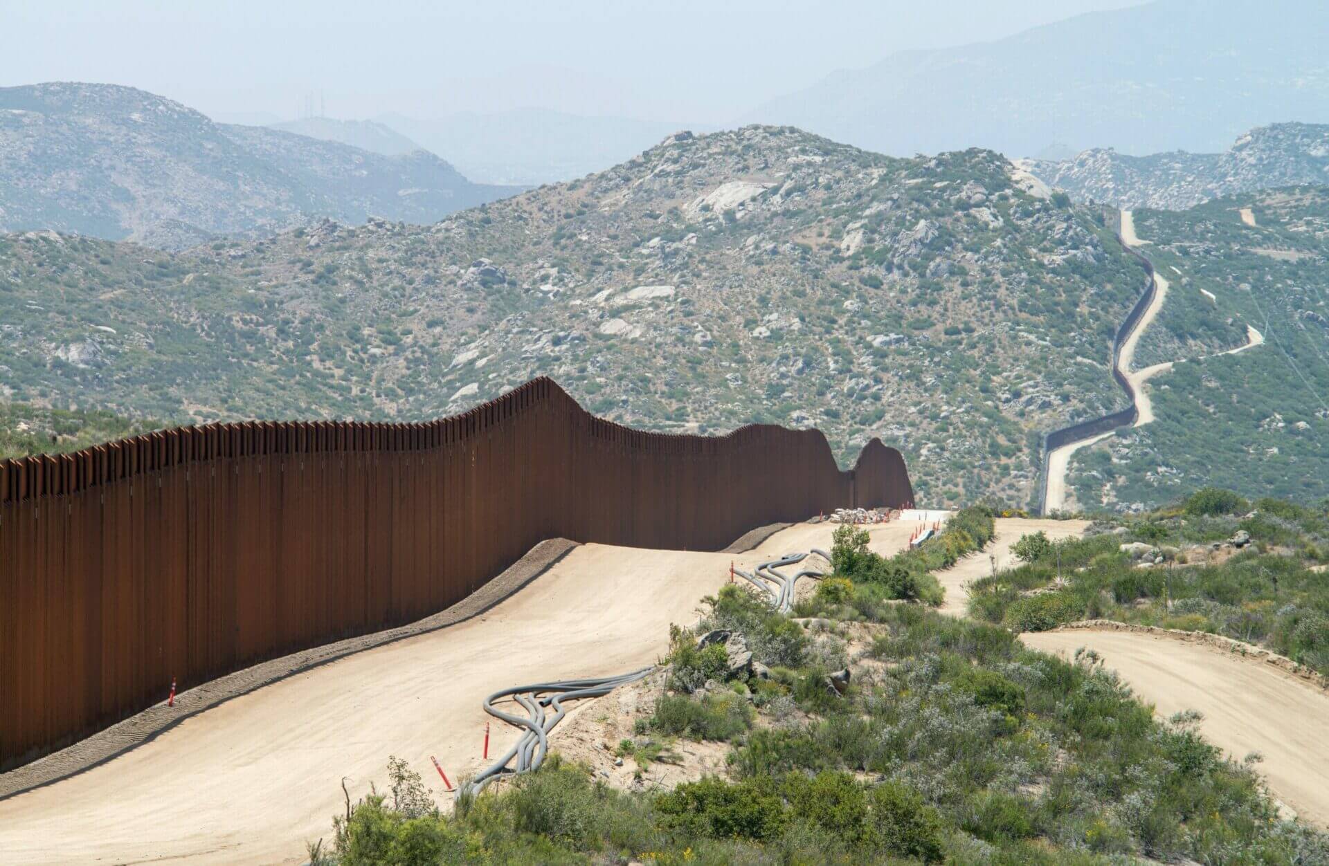 Este artículo responde la pregunta ¿puedo arreglar papeles si tengo deportación? La imagen muestra la frontera entre México y Estados Unidos.