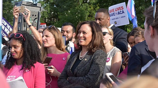 Nota sobre la reforma de inmigración. La foto es de Kamala Harris.