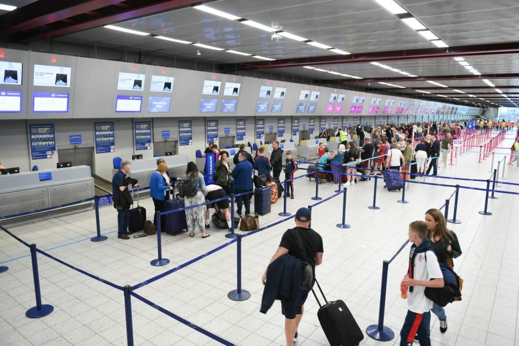 Viajeros en los mostradores de facturación de un aeropuerto