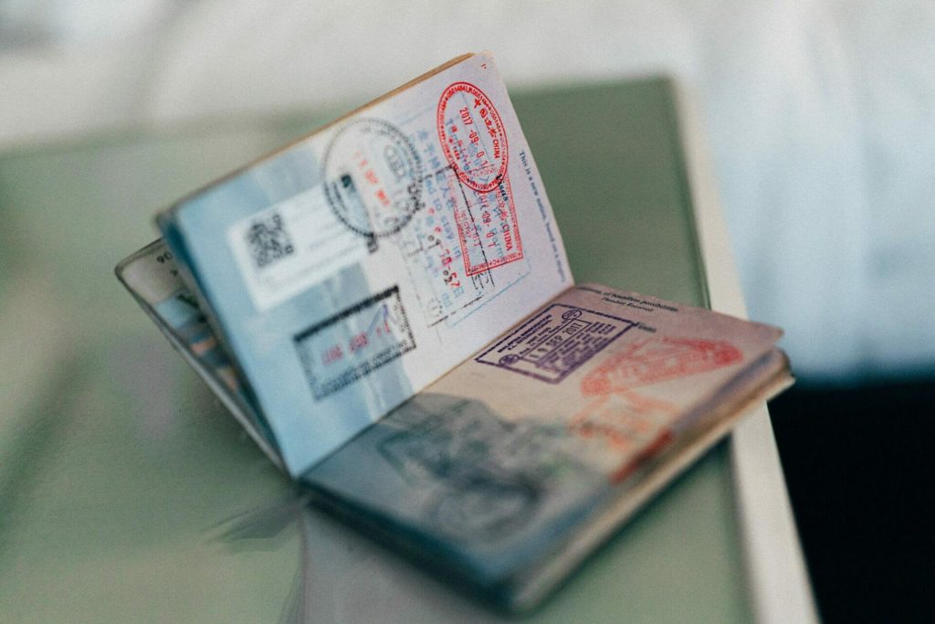 Pasaporte abierto con sellos de viajes