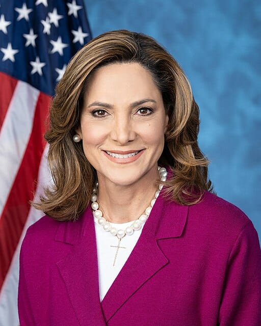 ayuda para inmigrantes latinos en USA Maria Elvira Salazar