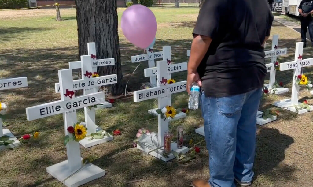 ayuda para inmigrantes latinos en USA Uvalde Memorial