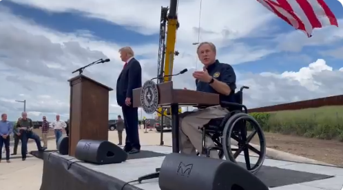 Nota informando que Greg Abbott está enviando migrantes en camiones a Nueva York. La imagen es del gobernador junto al ex presidente Donald Trump.