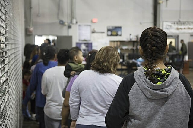 Nota informando que NY recibe los buses con detenidos por migración. La imagen es ilustrativa.