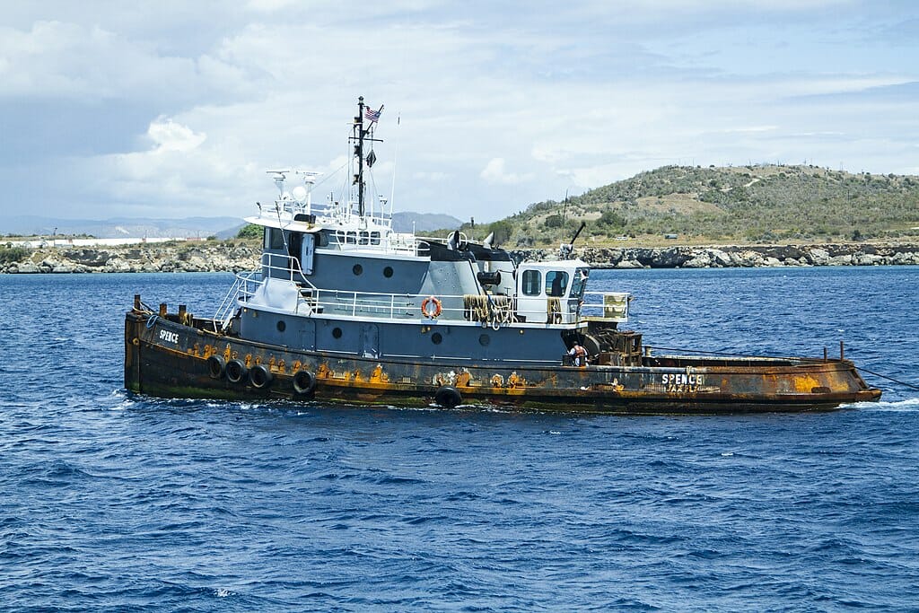 Bote de Estados Unidos en la bahía de Guantánamo. EEUU está considerando utilizar el Centro Migratorio de Guantánamos para alojar migrantes detenidos en el mar de producirse un éxodo de haitianos por vía marítima.
