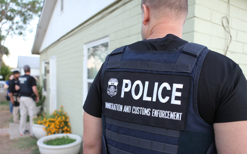 ayuda para inmigrantes latinos en USA Oficial de ICE