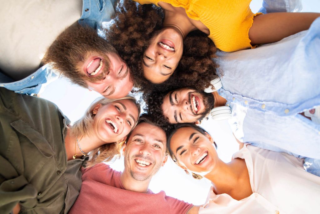 Migrantes sonriendo celebrando la modificación de la ley de registro 2023