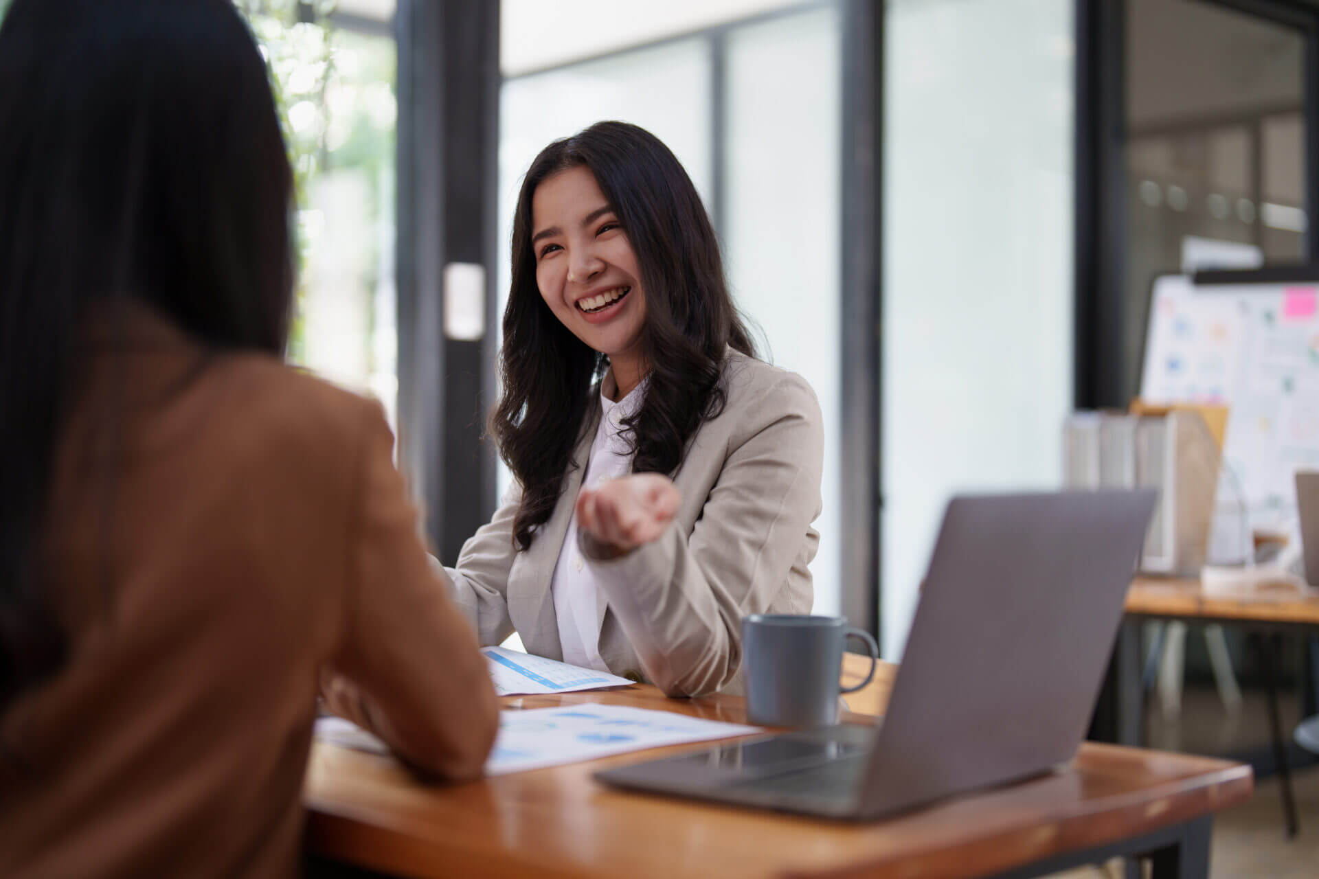 Mujer de negocios trabajando en una empresa de EE.UU. gracias a que aprendió que es una visa L1
