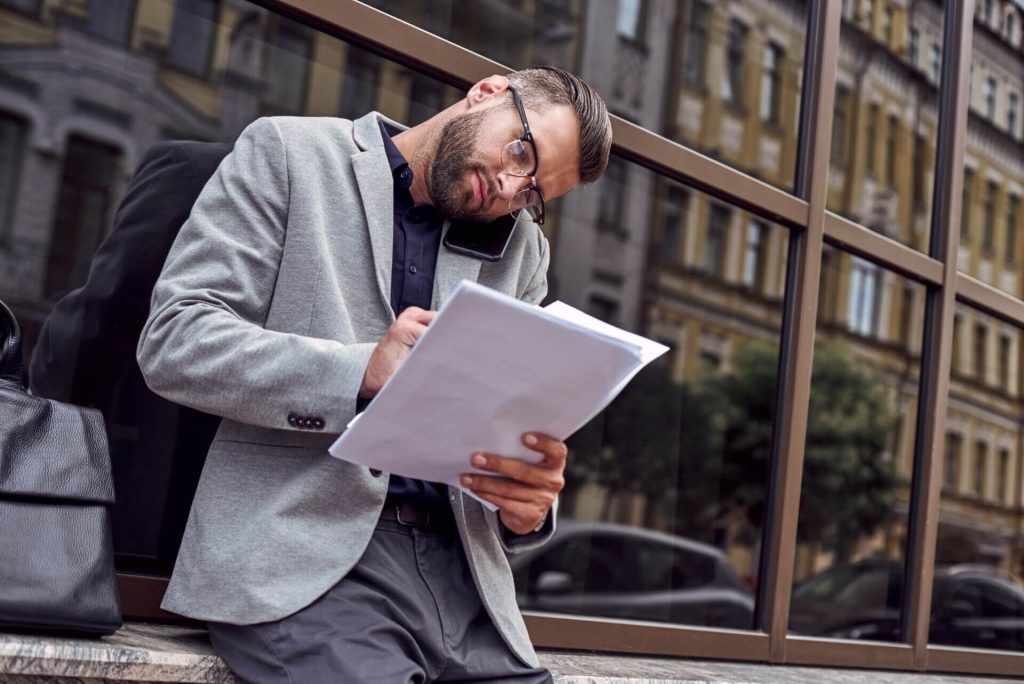 Hombre de negocios migrante en USA trabajando