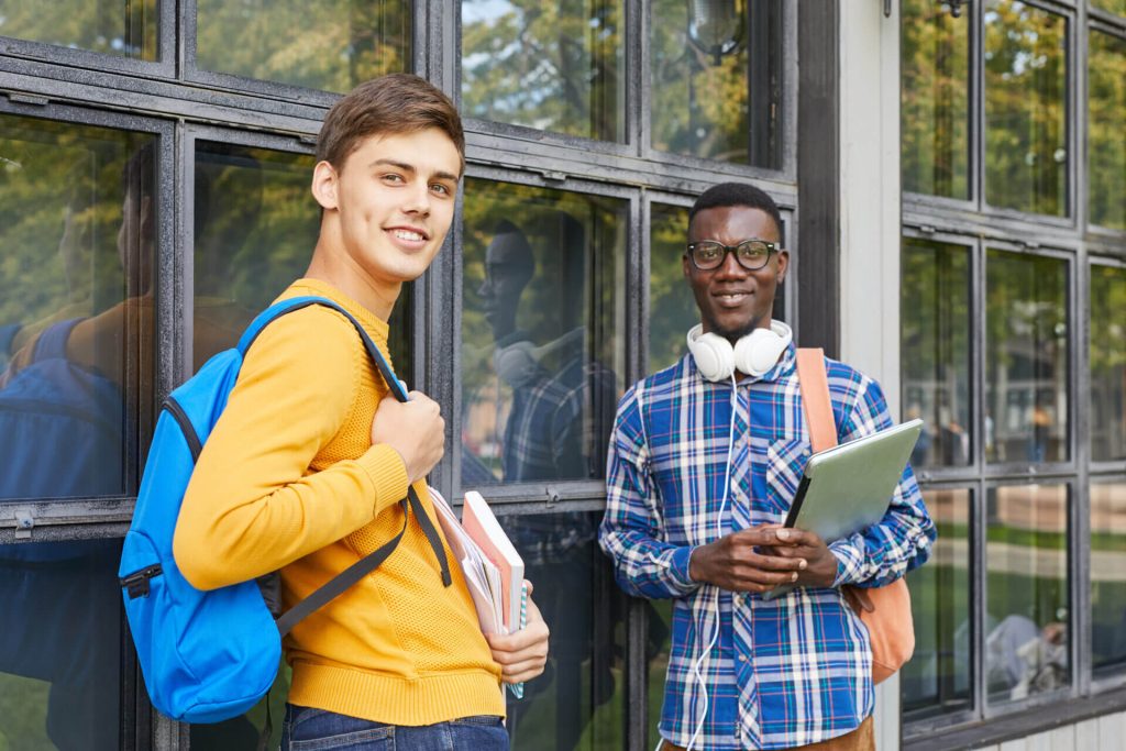 Dos alumnos de intercambio sonriendo a la cámara