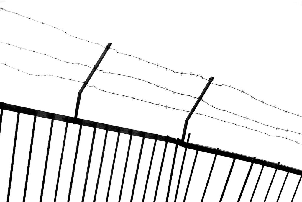 Reja de alambres en representación de la frontera de USA en donde hay mucha inmigración ilegal