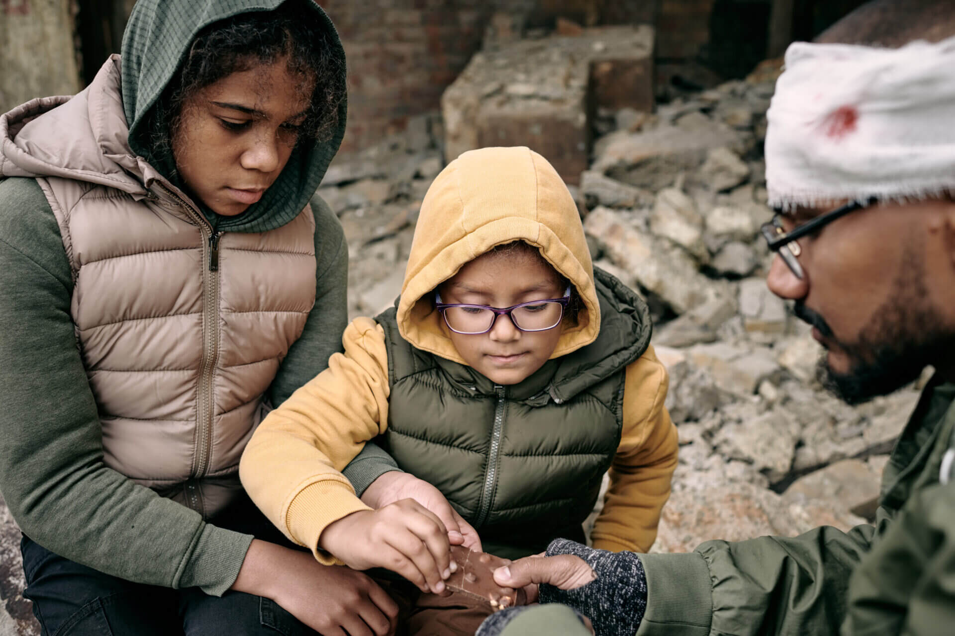 Familia de refugiados en USA tras entender la diferencia entre asilo y refugio