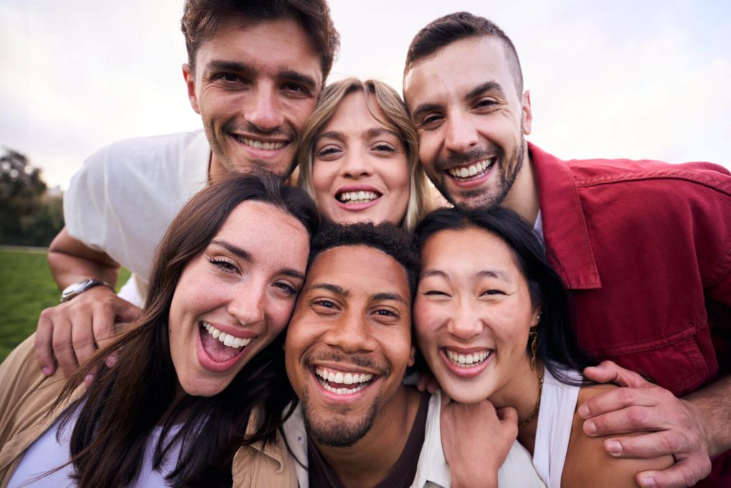ayuda para inmigrantes latinos en USA group of happy multirracial friends having fun out 2023 08 22 01 45 23 utc