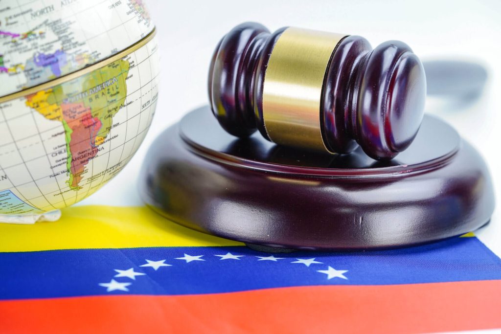 ayuda para inmigrantes latinos en USA venezuela flag and judge hammer with globe world m 2023 01 25 11 38 10 utc