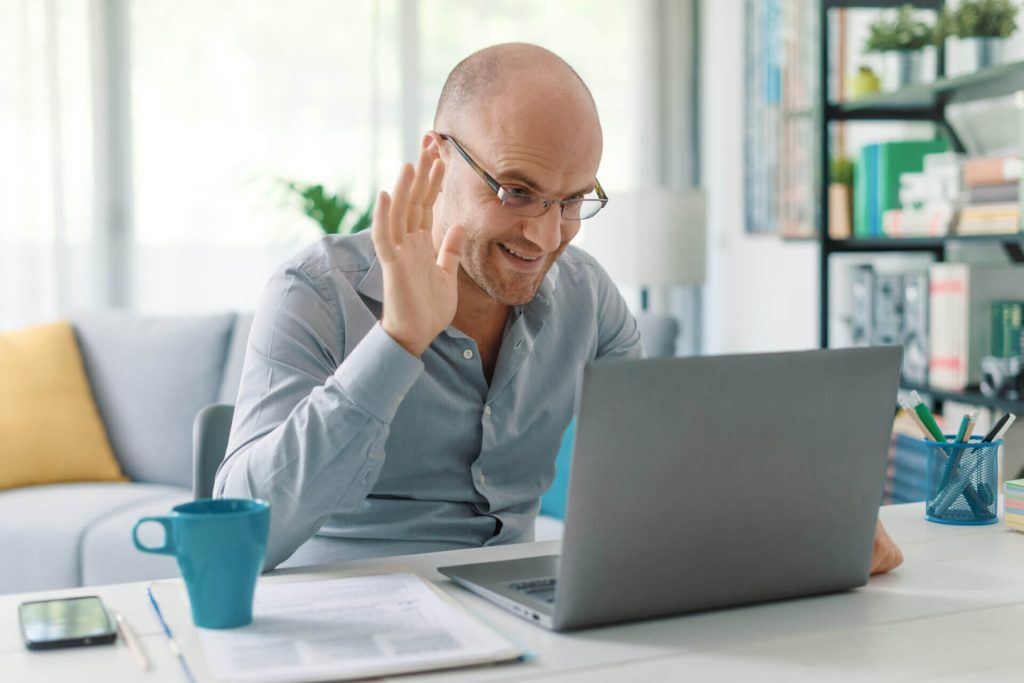 Hombre de negocios trabajando desde su laptop tras haber obtenido una visa de trabajo en USA