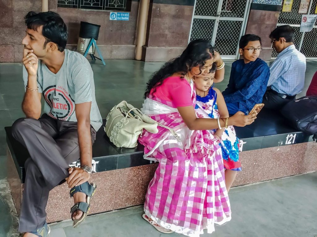 ayuda para inmigrantes latinos en USA passengers are waiting for the bus 2022 11 16 16 41 50 utc