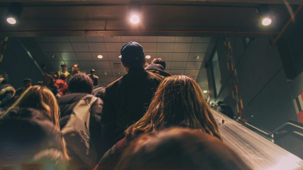 ayuda para inmigrantes latinos en USA people crowded crowd train station tube under 2022 11 11 08 55 34 utc
