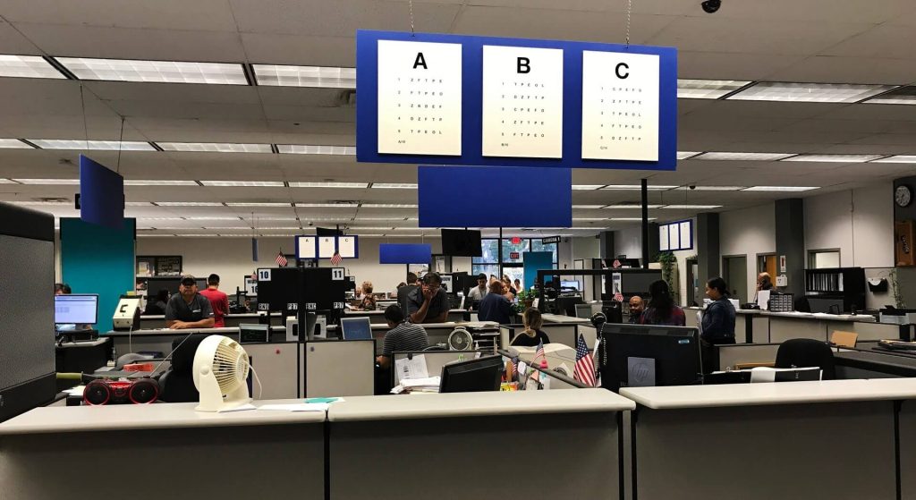 Examen de vista en oficina del DMV para licencia de conducir