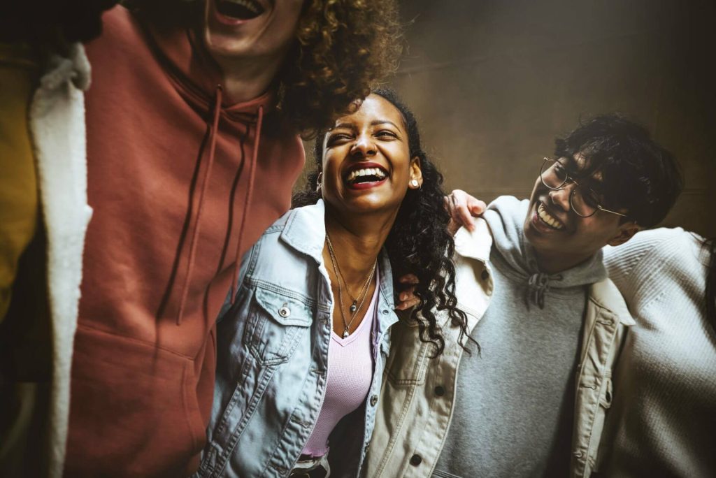 Grupo de jóvenes sonrientes beneficiarios de la Acción Diferida