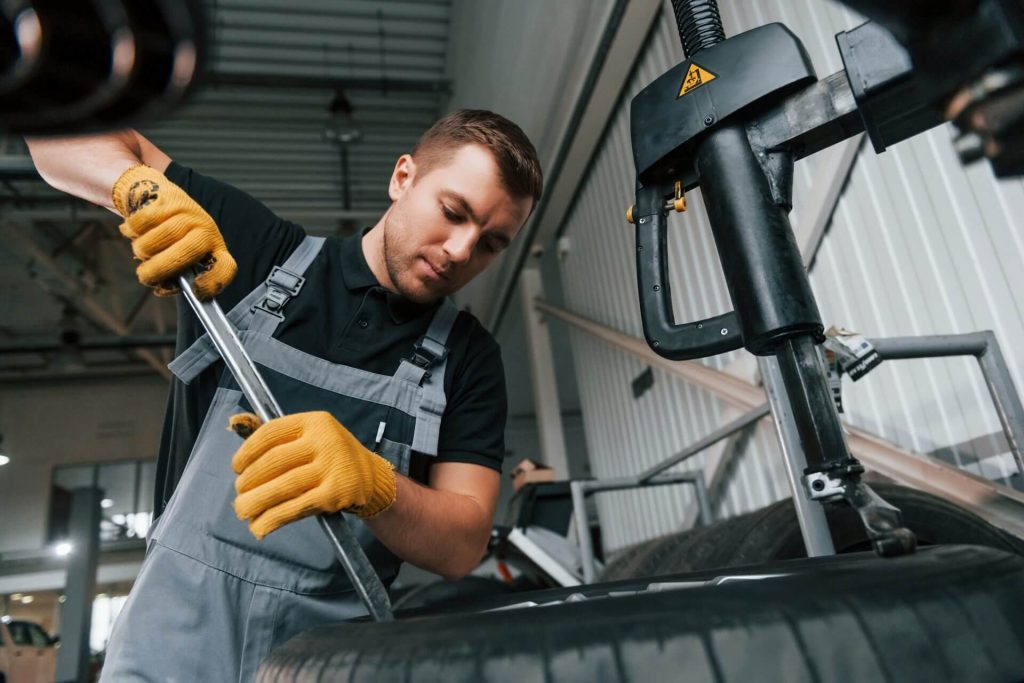 Trabajador en una fábrica tras averiguar como obtener un permiso de trabajo si soy ilegal