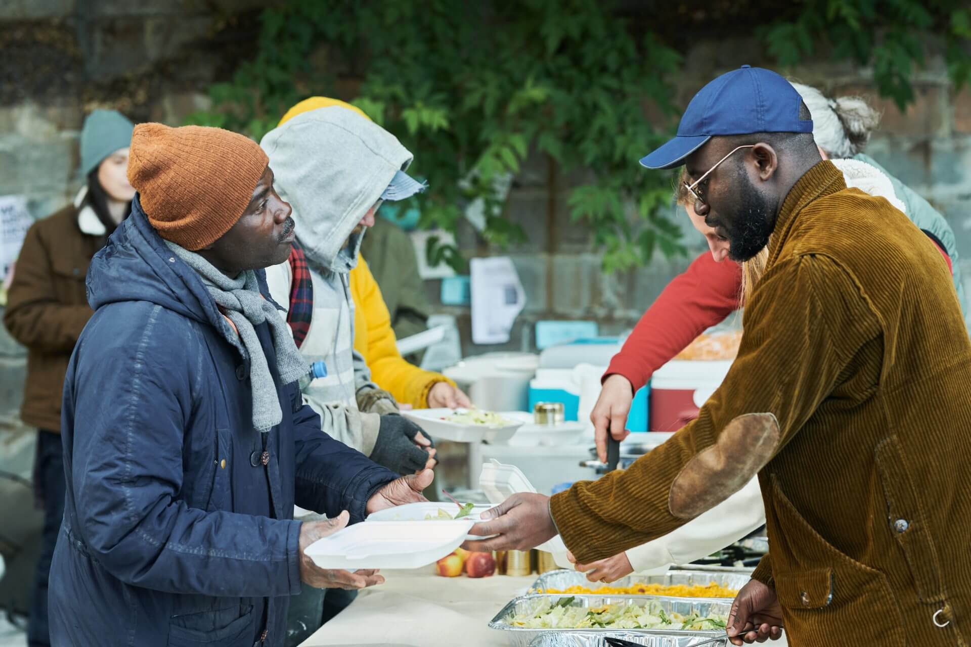 Personas obteniendo comida luego de averiguar si afecta pedir estampillas para arreglar papeles