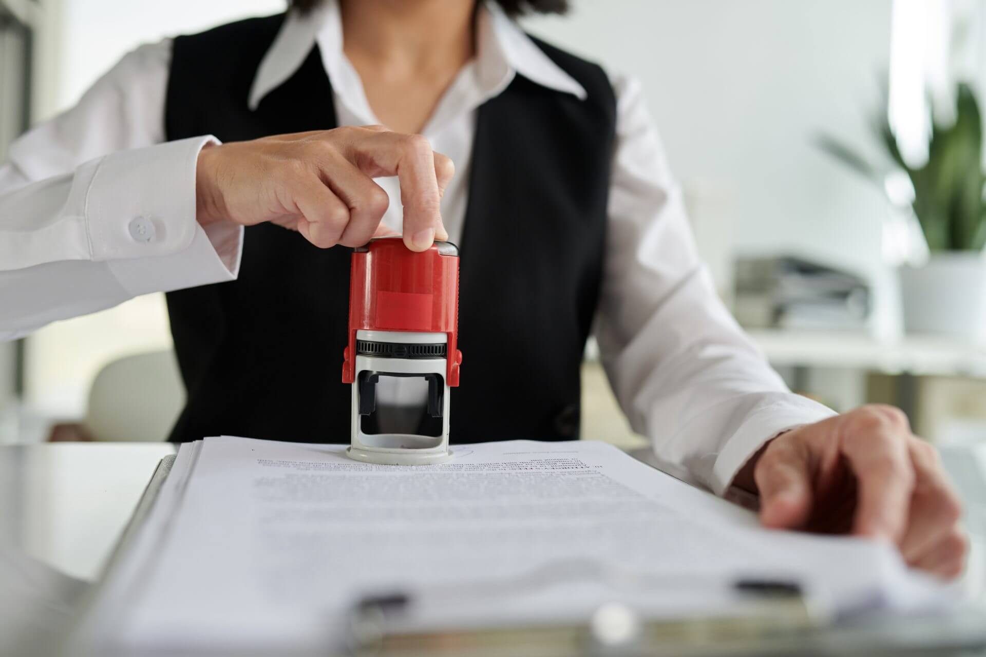 Empleado de inmigración sellando documentos para el permiso de trabajo por tps