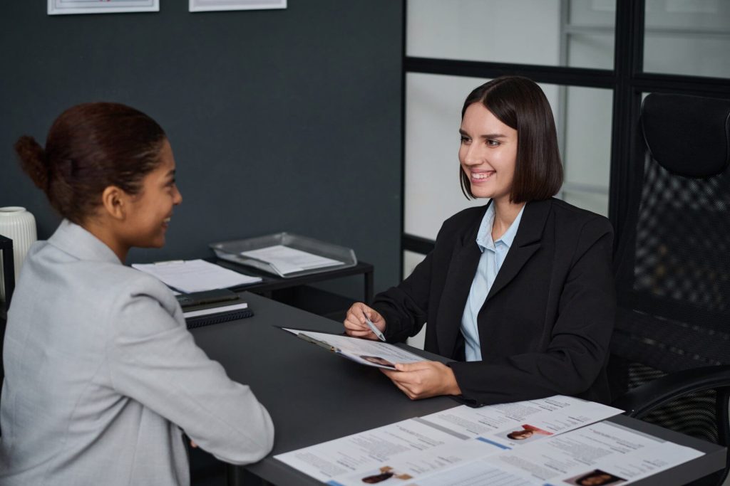 ayuda para inmigrantes latinos en USA woman having interview with specialist 2023 11 27 05 11 19 utc