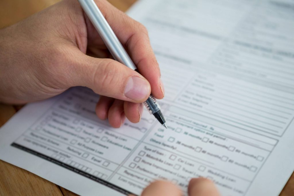 Persona revisando documentos para preparar el formulario I-290B de USCIS