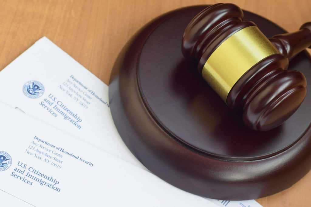 Martillo y documentos que representan una apelación o moción con el formulario I-290B