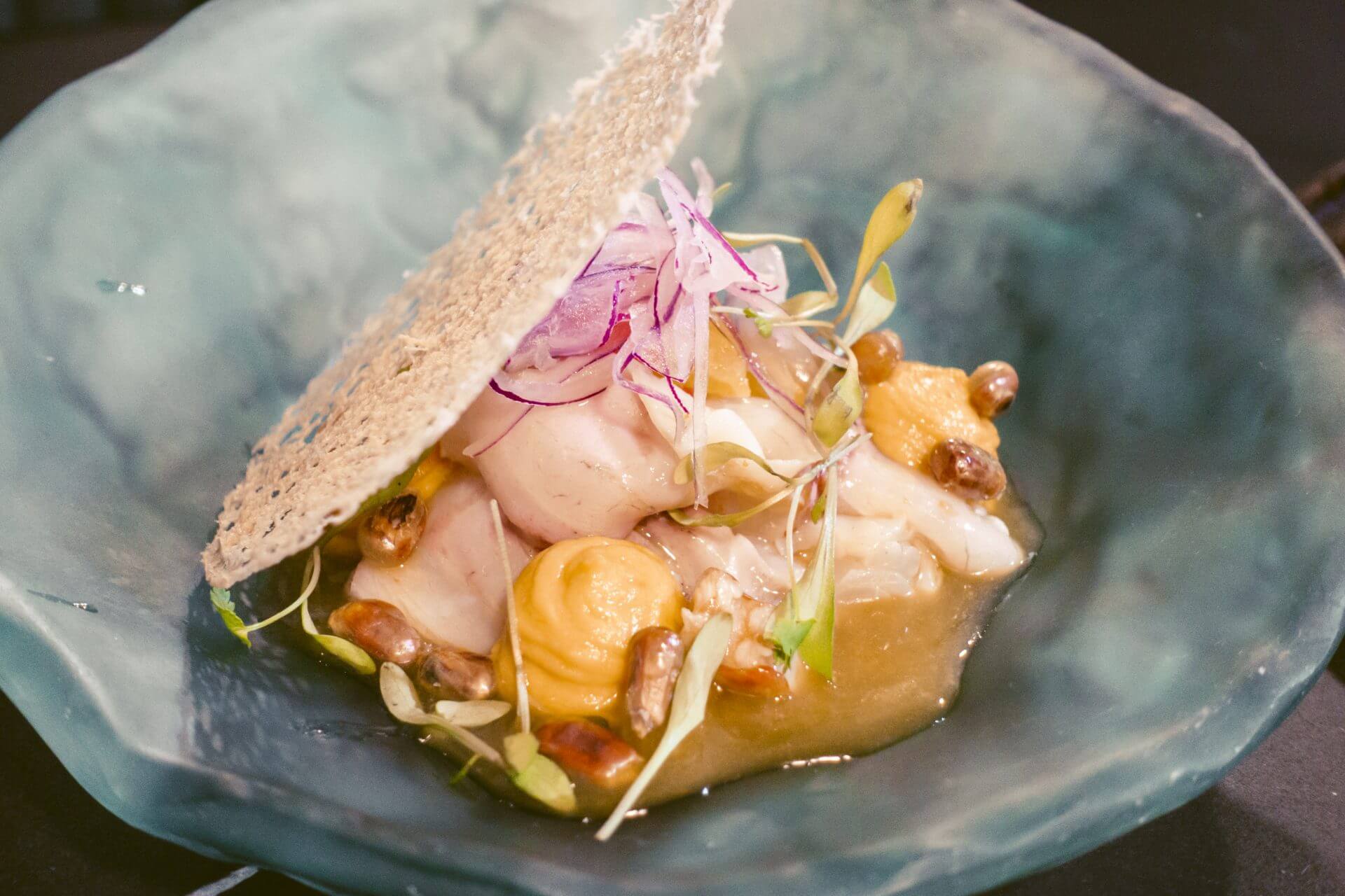 Ceviche plato típico peruano servido en uno de los mejores restaurantes peruanos en Estados Unidos