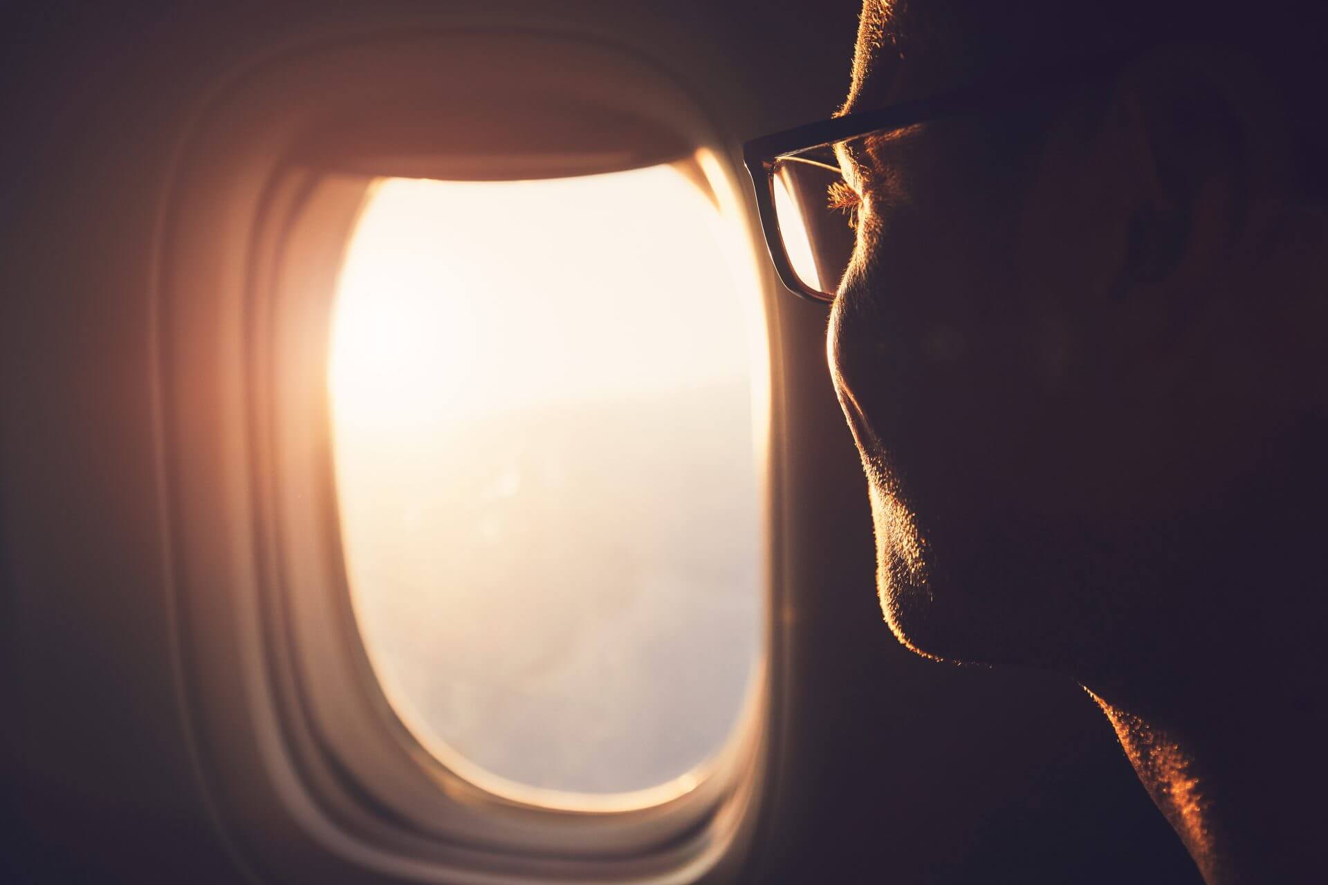 Viajando en avión luego de averiguar si se puede viajar con la visa t