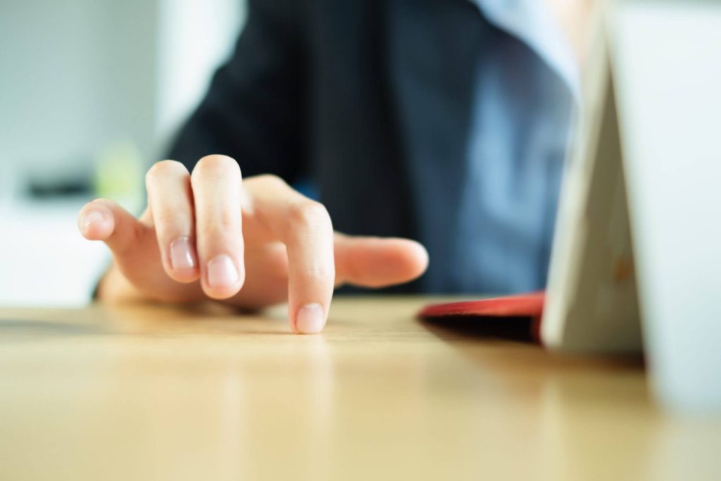 Mujer ansiosa revisando en su laptop cuanto tarda el permiso de trabajo en USA