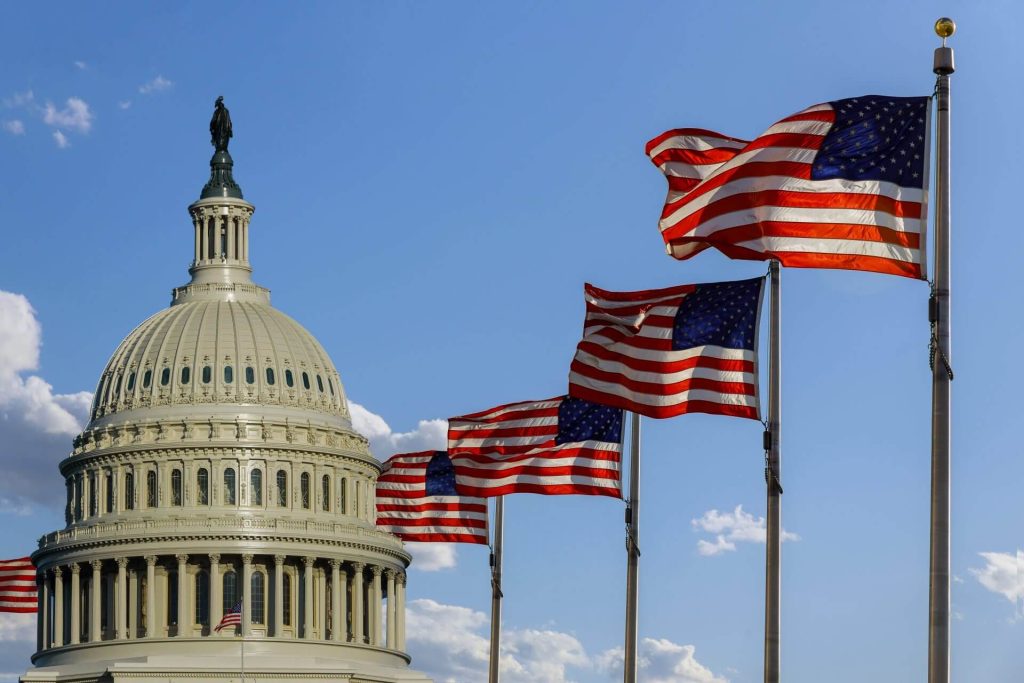 ayuda para inmigrantes latinos en USA capitol building in washington dc with united sta 2023 11 27 05 36 23 utc