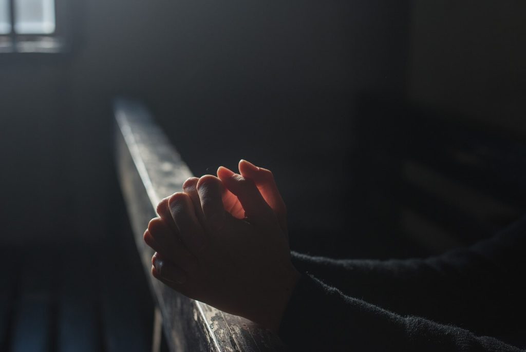 ayuda para inmigrantes latinos en USA prayer 2544994 1280