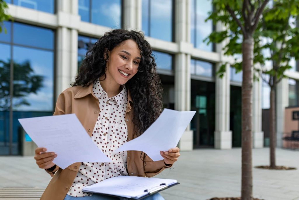 Mujer revisando documentos y viendo cual es el numero de recibo de uscis