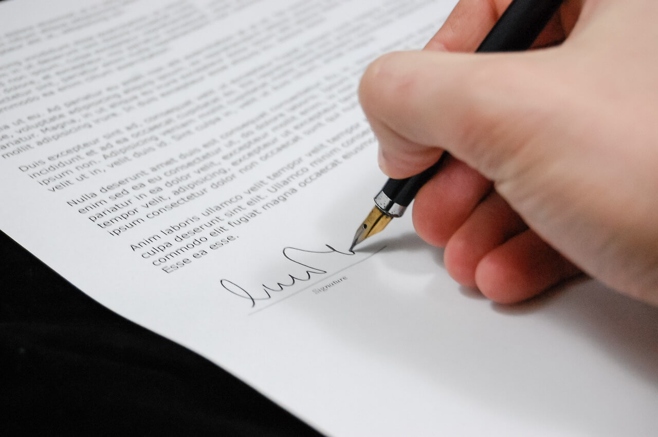 Persona firmando un Notice to Appear tras entender que es el NTA
