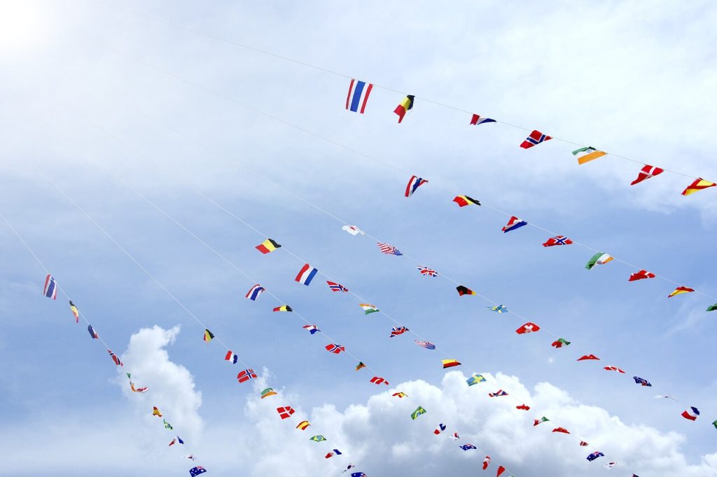 Banderas de muchas nacionalidades representando la doble nacionalidad estados unidos