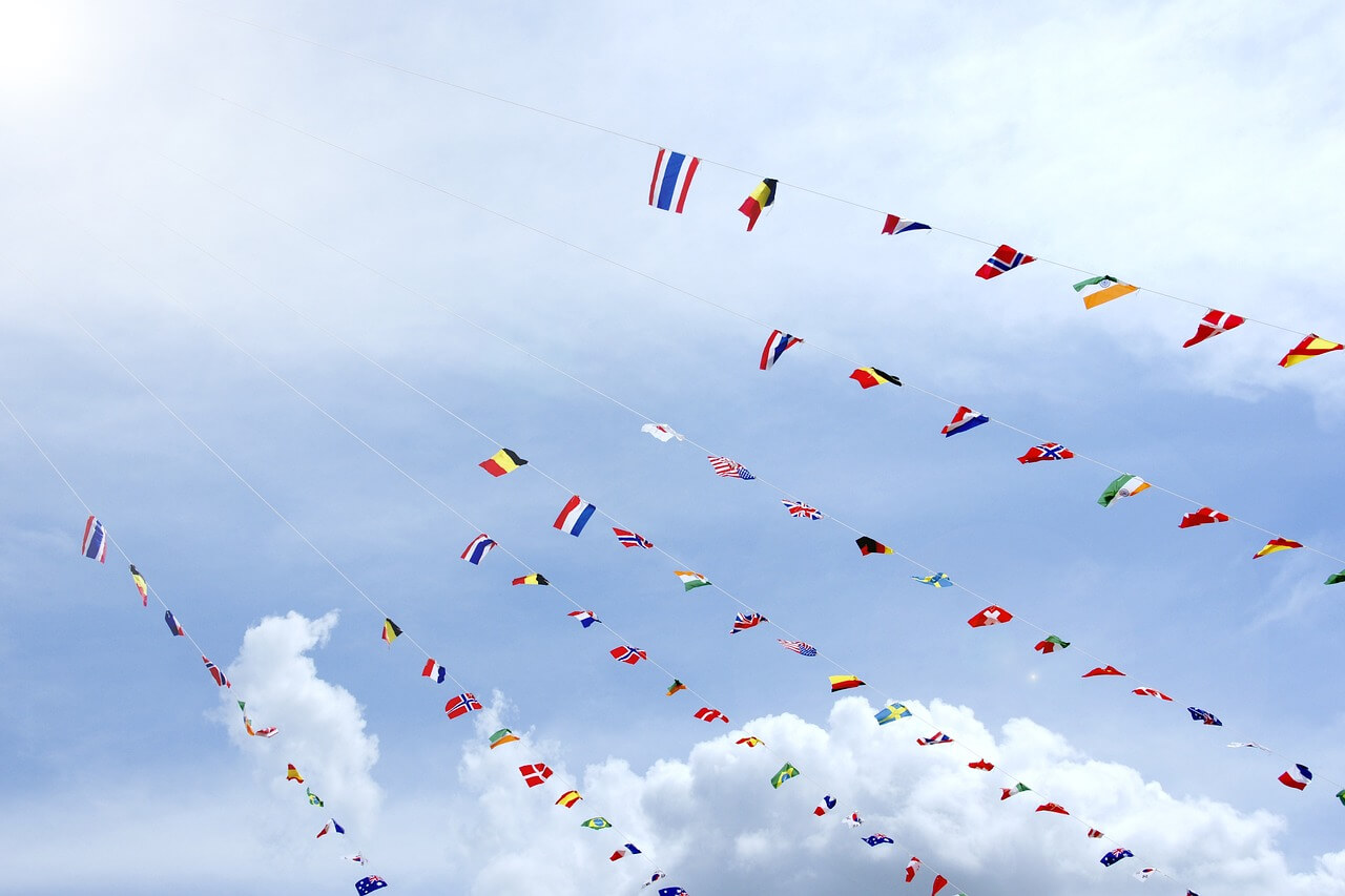 Banderas de muchas nacionalidades representando la doble nacionalidad estados unidos