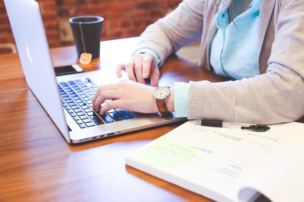 Estudiante en su laptop investigando todo sobre las becas para hispanos 2024