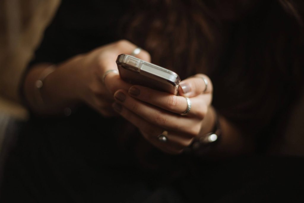 ayuda para inmigrantes latinos en USA priscilla du preez BjhUu6BpUZA unsplash