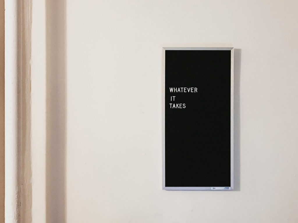 ayuda para inmigrantes latinos en USA jon tyson XzUMBNmQro0 unsplash
