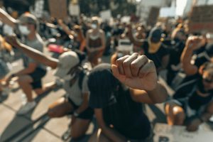 ayuda para inmigrantes latinos en USA clay banks qT7fZVbDcqE unsplash