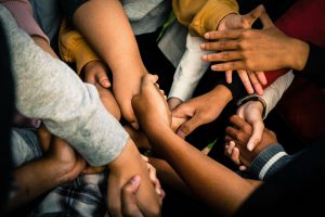 ayuda para inmigrantes latinos en USA marlis trio akbar eMB60hNHFL8 unsplash