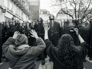 ayuda para inmigrantes latinos en USA koshu kunii IpaU5b Ylcw unsplash