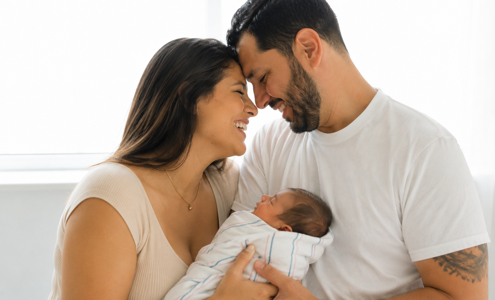 Mamá y papá con bebé nacido en el extranjero, pensando en tramitar la N-600