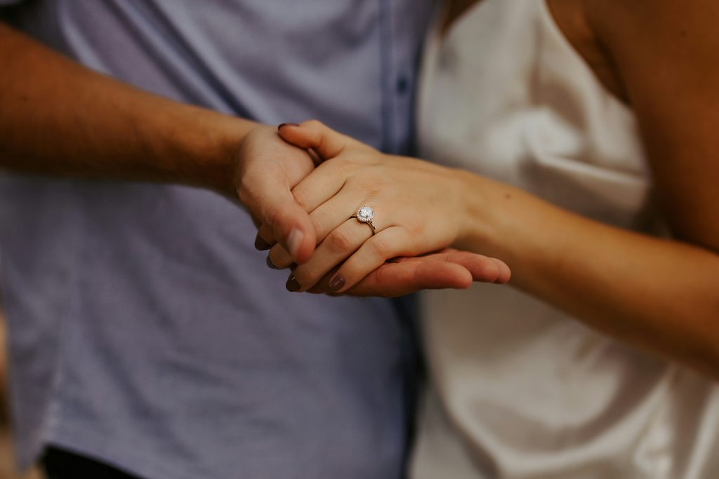 Pareja prometido preguntando si pueden hacer ajuste de estatus si su boda se retrasa visa k-1
