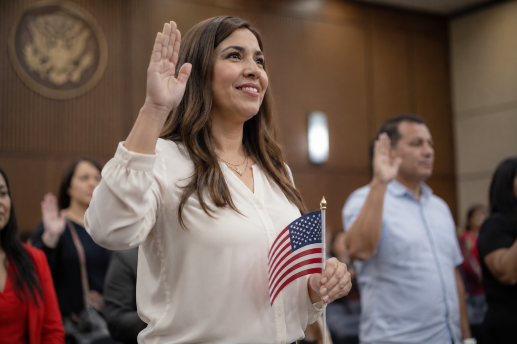 ayuda para inmigrantes latinos en USA que llevar juramentacion kq